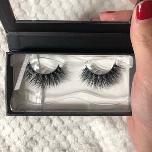 lilly lashes (so extra mykonos)